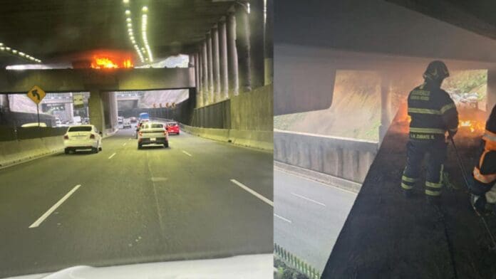 Reportan incendio en bajo puente de Periférico en la alcaldía Miguel Hidalgo en CDMX
