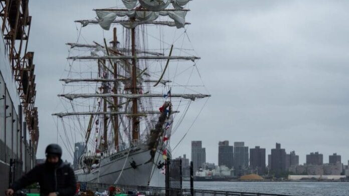 Reanuda operaciones el buque Cuauhtémoc a cuatro meses de chocar contra el puente de Brooklyn