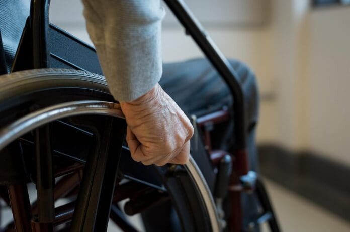 Mujer de 95 años asesina con el pedal de su silla de ruedas a compañera de asilo en Nueva York