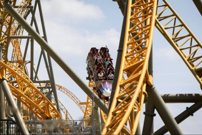 Muere hombre tras subirse en la nueva montaña rusa en Universal Orlando