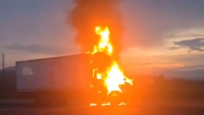 Video: Incendian camión para exigir la búsqueda de tres jóvenes desaparecidos en Michoacán