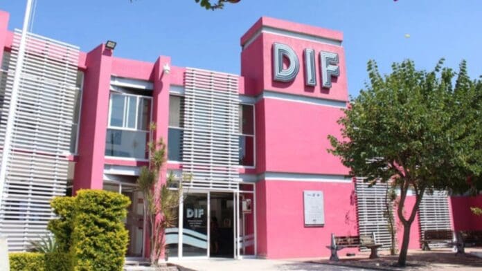 Hombre abandona a su hijo en las oficinas del DIF en Celaya, Guanajuato