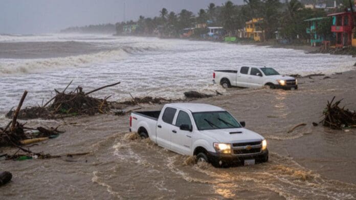 Intensas lluvias arrastran a dos camionetas al mar en Bahía de Banderas, Nayarit