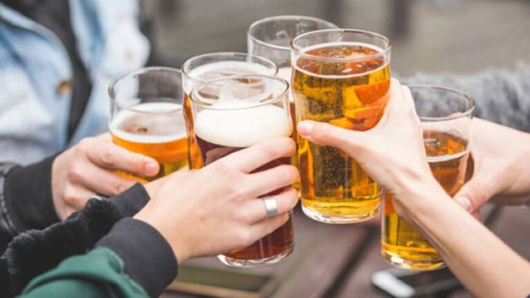 Estudio revela que permitir a adolescentes beber alcohol en casa aumenta su consumo en la adultez