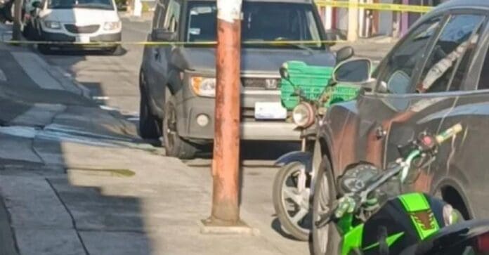 Sujetos armados asesinan a siete hombres afuera de una tienda en Guanajuato. Sigue la violencia en esa entidad.