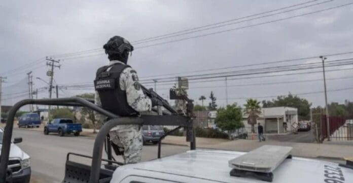 Comandos armados atacan cuatro sedes de la Fiscalía de Baja California. No se reportaron personas lesionadas.