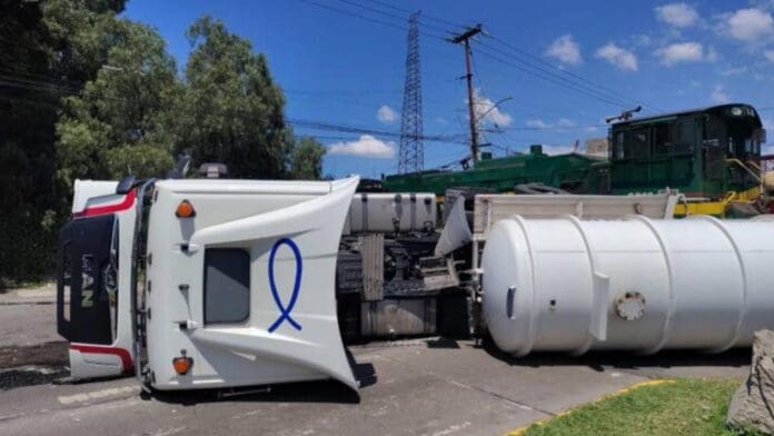 Video: Pipa es impactada por un tren tras intentar ganarle el paso en Ecatepec, Edomex