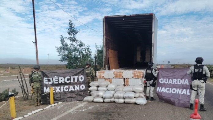 Aseguran cargamento de metanfetamina valorado en más de 300 mdp oculto en un tractocamión en Baja California