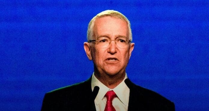 Jueza de Estados Unidos ordena detener a Salinas Pliego por supuesta deuda con AT&T. El tema ha causado polémica.