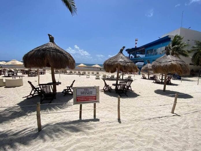 Privatizan costa pública frente al restaurante Dick & Willys en Playa del Carmen