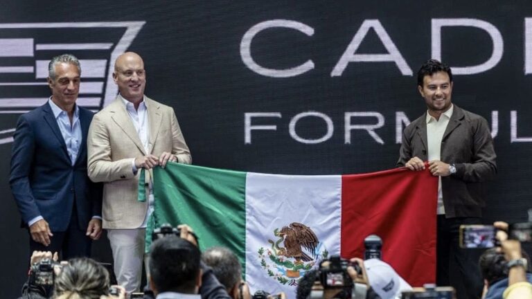 Video: Checo Pérez revela "amor a primera vista" tras primera visita a las instalaciones de Cadillac