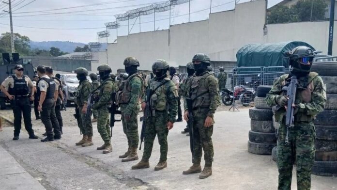 Enfrentamiento entre bandas deja al menos 17 reclusos asesinados en una cárcel de Ecuador