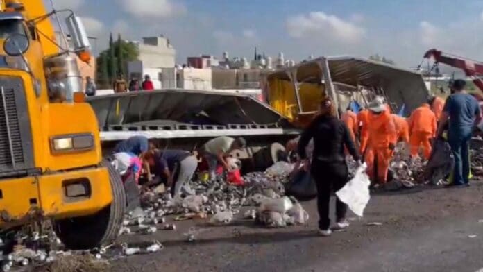 Video: Vuelca tráiler cargado de cervezas y se hace la rapiña en Ecatepec, Edomex