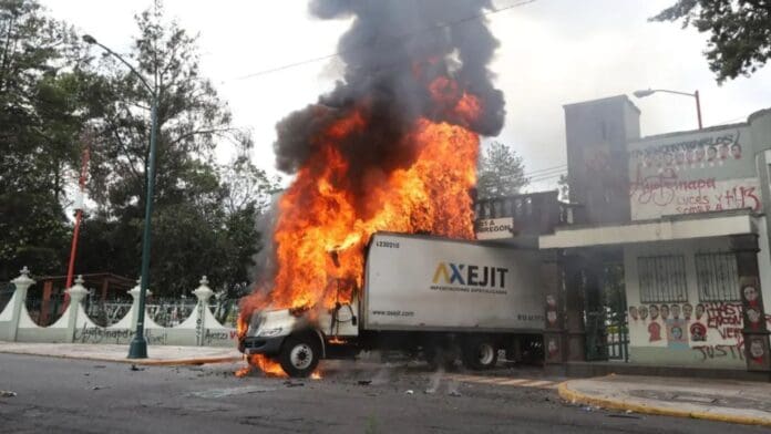 Video: Por el caso Ayotzinapa, manifestantes derriban con un camión puerta del Campo Militar 1-A y luego lo incendian, en CDMX