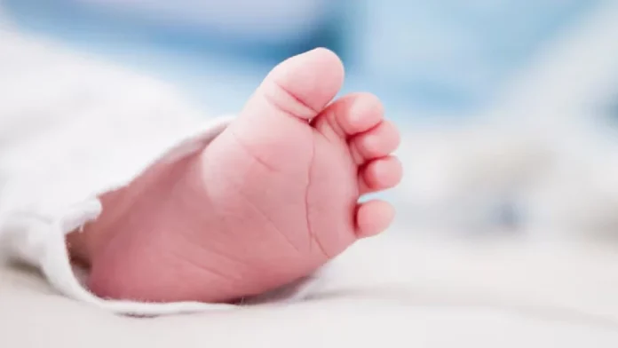 Muere bebé asfixiado al quedar atrapado entre sus padres mientras dormían en Grecia