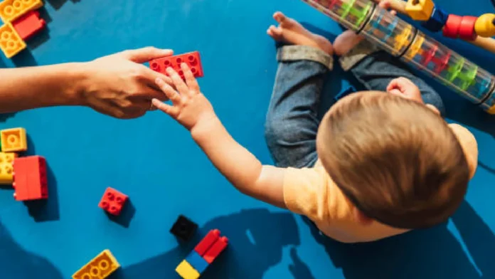 Dan ocho años de cárcel a empleada de una guardería que maltrató a 21 bebés en Londres, Reino Unido