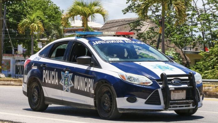 Denuncian turistas de Estados Unidos extorsión de policías de Tulum con terminal bancaria