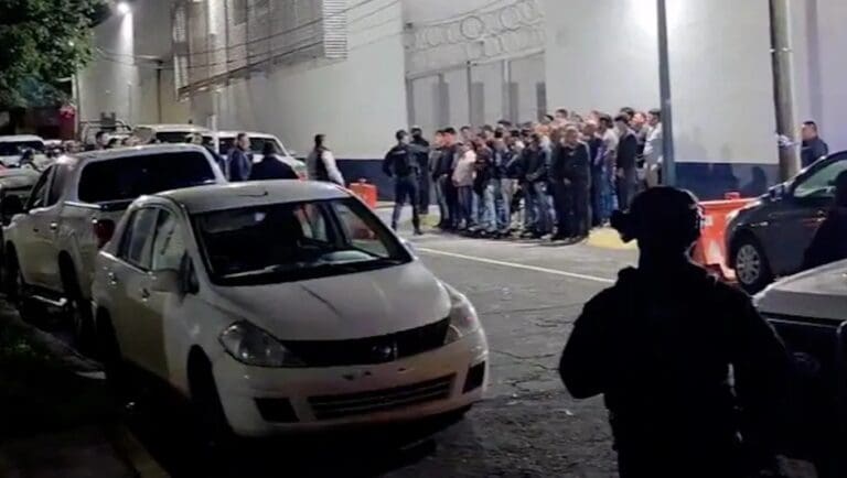 Liberan a 38 presuntos integrantes de "La Luz del Mundo" en Michoacán tras fallo judicial