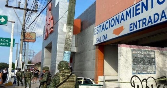 Sujetos asaltan el Chedraui de la Supermanzana 61 en la López Portillo de Cancún. Los sujetos huyeron en una combi.