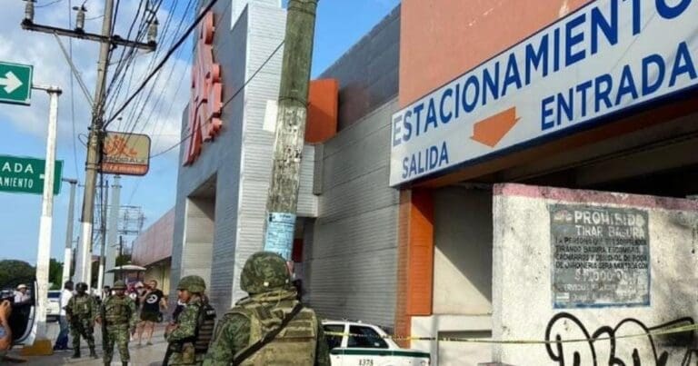 Sujetos asaltan el Chedraui de la Supermanzana 61 en la López Portillo de Cancún. Los sujetos huyeron en una combi.