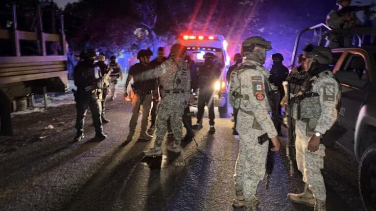 Deja un militar muerto y dos heridos emboscada de narcos en Apatzingán, Michoacán