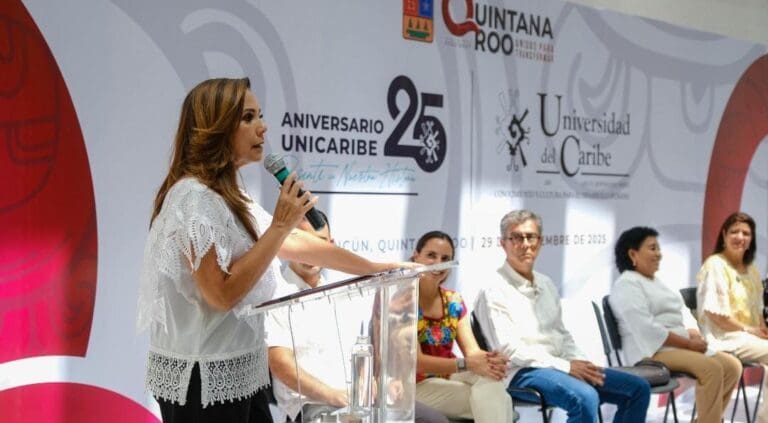 Reconoce Mara Lezama los 25 años de la Universidad del Caribe como una institución de excelencia académica.