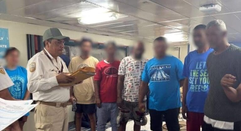 Crucero rescata a 10 náufragos de origen extranjero cerca de Isla Mujeres. Los llevaron al muelle de Costa Maya.