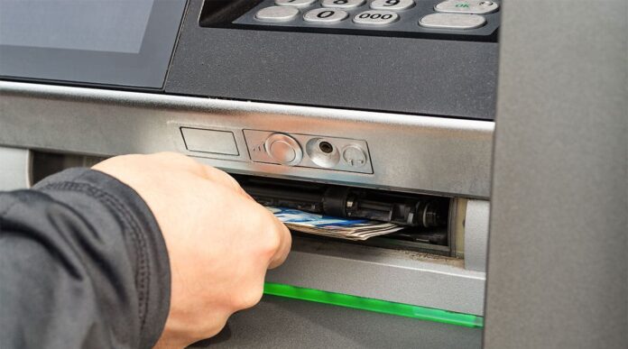 Presuntos ladrones drogan a vigilante y roban cajero automático en Puebla