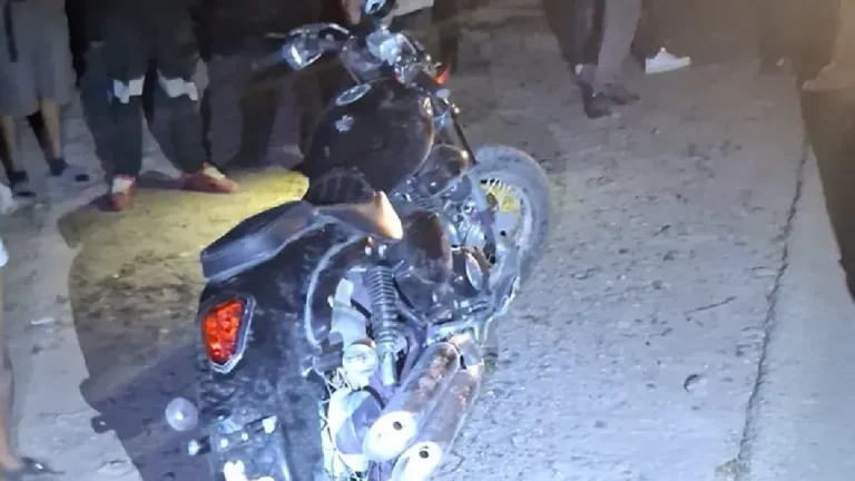 Menores de edad son hospitalizados tras chocar su moto contra un caballo en Mapimí, Durango