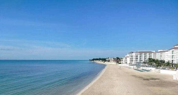 Destaca la presidenta Estefanía Mercado Asencio que las costas de Playa del Carmen lucen limpias y bien cuidadas.