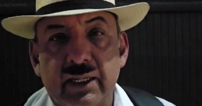 Lord Molécula viaja a Palenque, Chiapas para entregarle su tesis de maestría a AMLO; sin embargo nadie lo recibió.