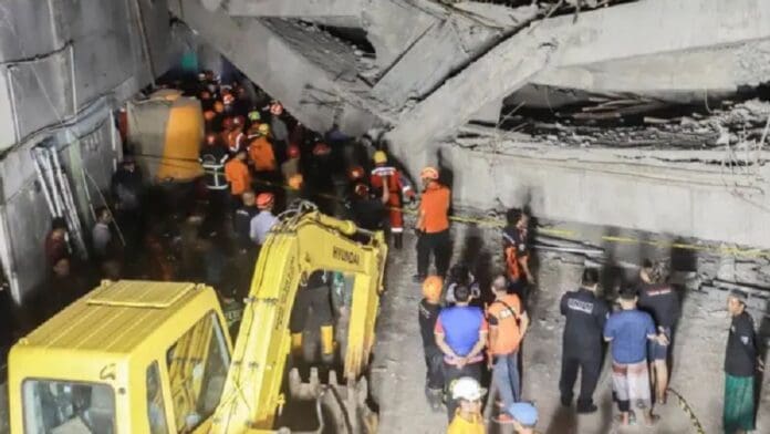 Colapsa escuela en Indonesia y deja cinco muertos y 59 personas atrapadas bajo los escombros