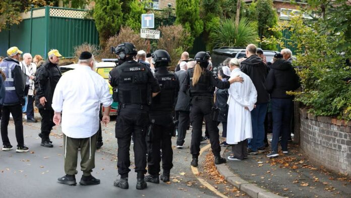 Video: Ataque con cuchillo en una sinagoga deja al menos tres muertos en Mánchester