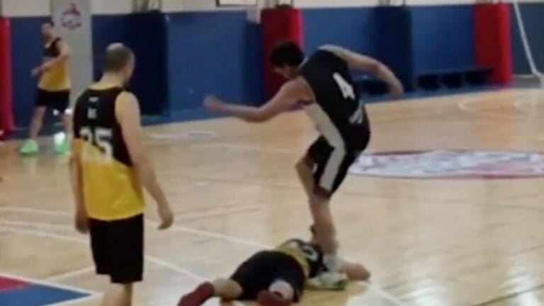 Video: Jugador de básquetbol pisa la cabeza de su contrincante en pleno partido en Buenos Aires, Argentina
