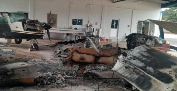 Incendian avioneta en autopista privada de Parácuaro, Michoacán; Fiscalía atribuye el ataque al CJNG. Más violencia.