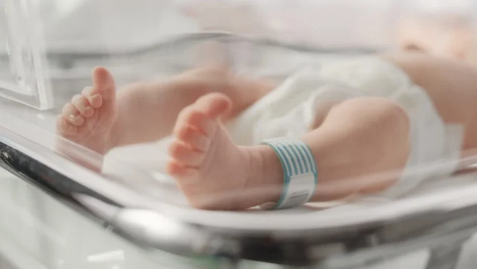 Bebé recién nacido fallece tras ser aplastado por sus hermanos de dos años en Nuevo León