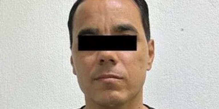 Detienen al exfutbolista Omar Bravo; está acusado de abusar de una menor de edad. El exdelantero de Chivas enfrentará a la justicia.