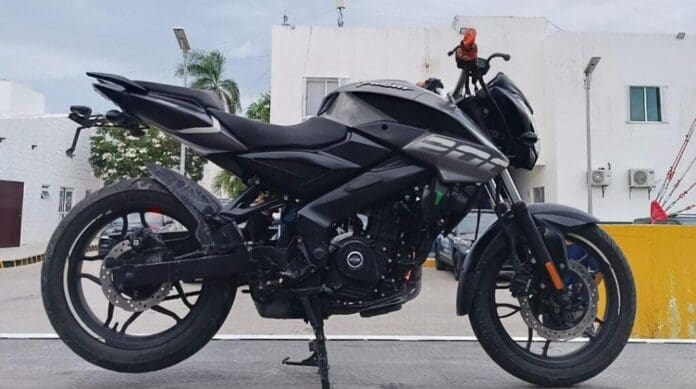 Policías de Playa del Carmen aseguran motocicleta con reporte de robo. Las autoridades han investigado el caso.