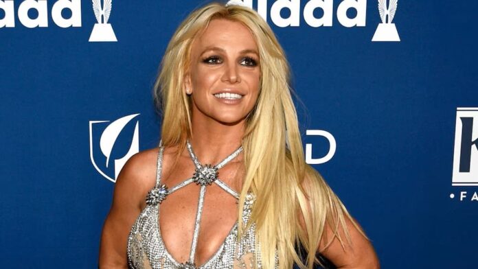 Video: Britney Spears se lesiona la rodilla tras caer por unas escaleras