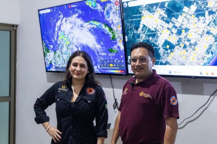 Estefanía Mercado junto al equipo de Protección Civil recorre la ciudad para atender situación por las lluvias