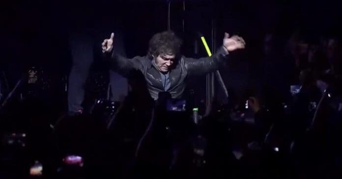 Critican a Javier Milei por salir a cantar durante concierto de una artista en Argentina. No han dejado de burlarse de él.