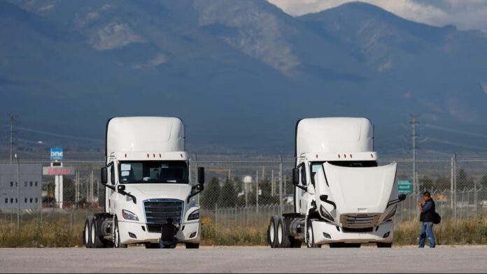 Anuncia Donald Trump aranceles de 25% a camiones medianos y pesados desde noviembre