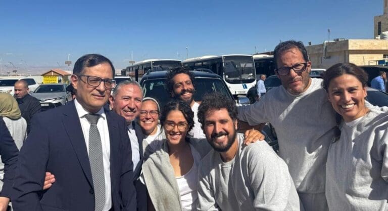 Liberan a los seis mexicanos detenidos por Israel y que iban a bordo de la Flotilla Global Sumud. Por ahora están en Jordania.