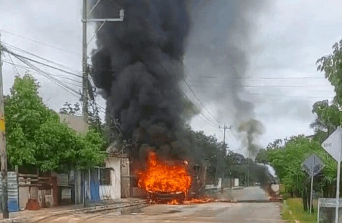 Invasores golpean a periodista e incendian vehículo de la SSC en Playa del Carmen