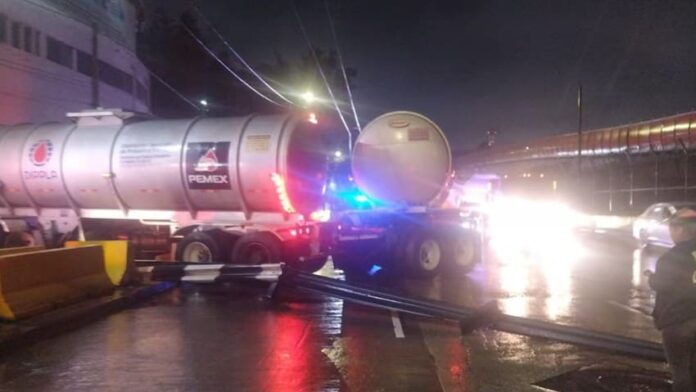 Video: Choca pipa de Pemex cargada de combustible en San Juan de Aragón, CDMX