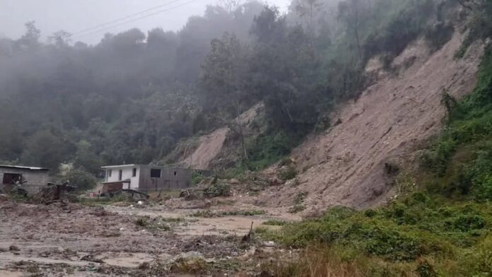 Video: Deslaves y derrumbes dejan al menos tres muertos en Hidalgo