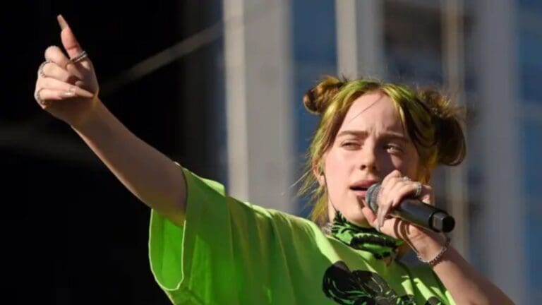 Video: Fan le jala el brazo a Billie Eilish y se lo tuerce durante concierto en Miami