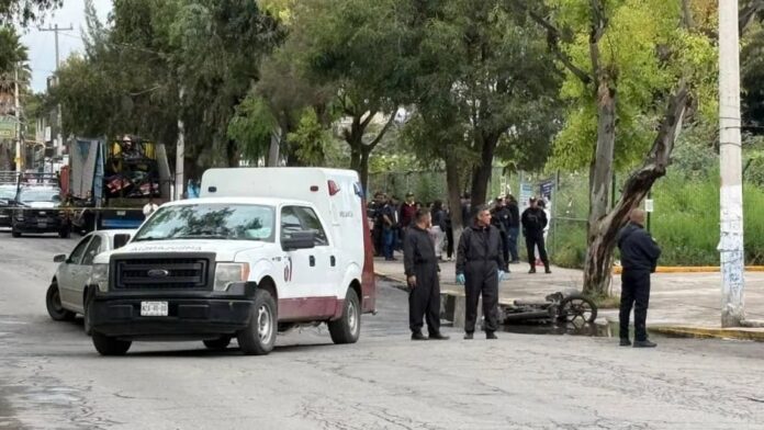 Mueren dos menores atropellados por una grúa cuando iban a la escuela en Ecatepec, Edomex