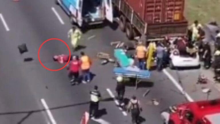 Video: Socorrista es golpeado por una llanta mientras ayudaba en accidente carretero en Argentina