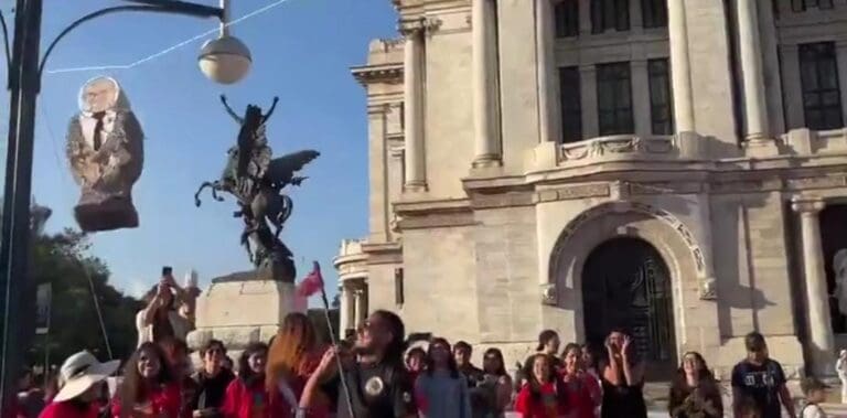 Golpearon una piñata de Ricardo Salinas Pliego en Bellas Artes en Cdmx; jóvenes exigen que pague sus impuestos.